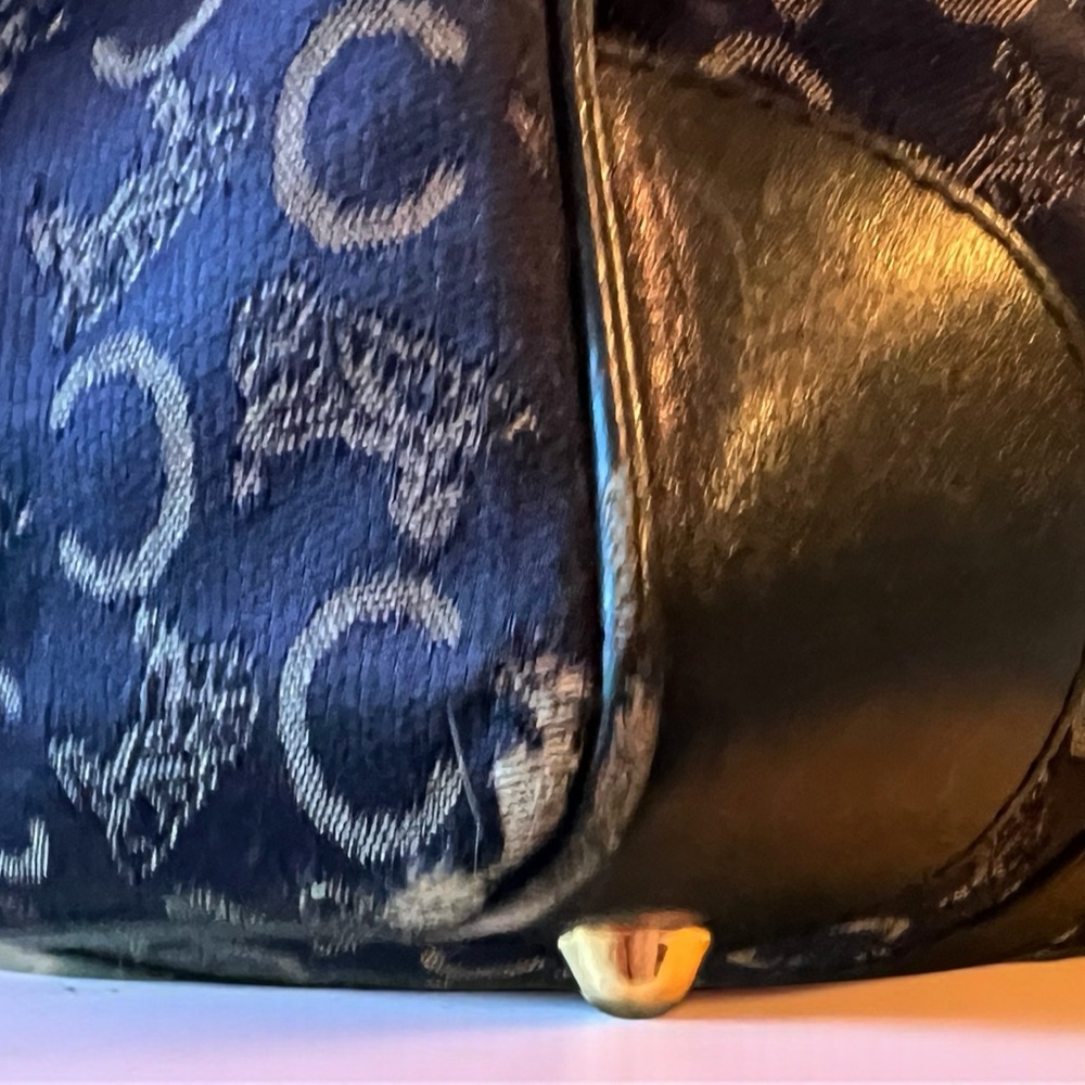 CELINE Horse Carriage C
Macadam Canvas Large Hand Bag in Navy Blue - Picture 13 of 16